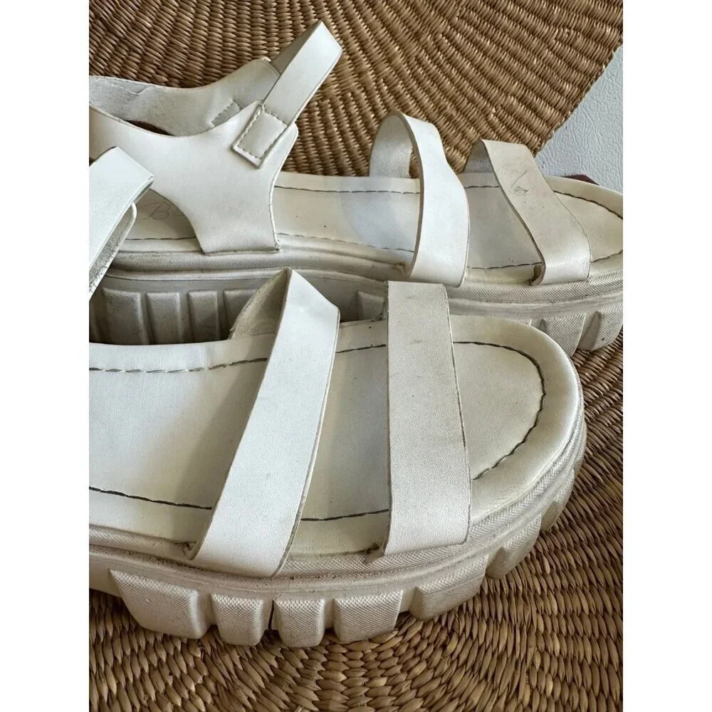 Beilide woman’s size 8 white sandals